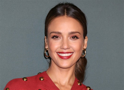 5 Secrets That Keep Jessica Alba Looking Gorgeous & Youthful