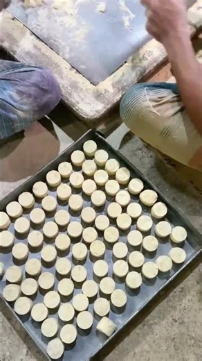 Watch how Son Papdi is made.