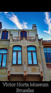 El Modernismo nació en el año 1893, cuando el arquitecto Victor Horta (1861-1947) introdujo el hierro y la fundición en las casas burguesas de Bruselas. Fue entre 1898 y 1901, que este arquitecto nacido en Gante, construyó su propia casa y taller de trabajo, en la Rue Américaine de la capital belga, donde vivió hasta 1919. #hortamuseum #muséehorta #victorhorta #artnouveau #artnouveaustyle #artnouveauarchitecture #artnouveaubrussels #brussels #bruxelles #unescoworldheritage #brusselsartnouveau #m