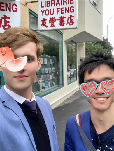 棕发碧眼的男大兼职模特小鲜肉朋友来家里做客 😄我们一起去巴黎 Chinatown city walk 🚶‍♂️ 春天的花开得正盛，街道两旁 繁花烂漫 🌸 阳光洒在身上，整个下午都特别惬意 🤩 🇨🇳 你春天喜欢去城市漫步赏花吗？ 🇫🇷 Aimes-tu te promener en ville pour admirer les fleurs au printemps ? 🇬🇧 Do you like strolling through the city to enjoy spring blossoms? #巴黎生活 #Chinatown #春日漫步 #友情时光 🌸🚶‍♂️