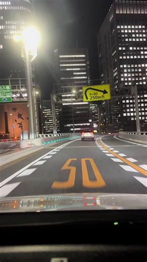 夜の阪神高速道路の美しい夜景