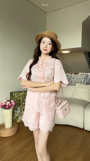 12K views · 4 comments | Tone hồng pastel cực dễ mặc, không kén da – mặc sáng sớm hay chiều muộn đều xinh. Form váy vừa vặn, thoải mái nhưng vẫn giữ nét thanh lịch. 狀 Mẫu ứng dụng cao, nàng diện cả tuần cũng không sợ trùng gu! | La.na design | Facebook
