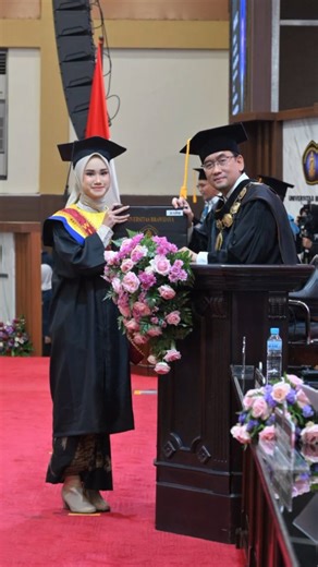 tamahyunfx on Instagram: "Exclusive Photo Wisuda Universitas Brawijaya Soft file & hard file bisa di ambil di fakultas masing masing ya ...... #fotowisudamalang #wisudamalang #fotograferwisudamalang #fotowisudaoutdoormalang #fotowisuda"