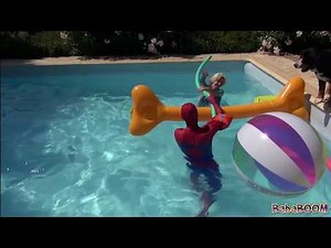 Spiderman et elsa jeux gonflables géants et ballons dans la piscine | S&E EP.5
