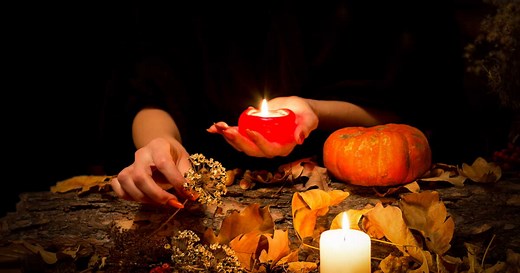 Samhain (Halloween) : 3 rituels à pratiquer lors de ce sabbat, qui marque le nouvel an des sorcières
