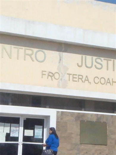 ⚖️🚨 Una mujer identificada como Nancy N fue sentenciada a seis años y tres meses de prisión en Monclova tras ser declarada culpable de presentar una denuncia falsa contra su expareja. Además de la pena, deberá cubrir una reparación del daño y una multa, mientras PRONNIF intervendrá en el proceso para restituir al menor con su padre. #nrtmexico #monclova #justicia #seguridad #coahuila #denuncia