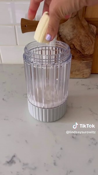 This was the perfect afternoon pick-me-up when I was craving something filling and sweet🍓🥜 before you knock the frozen cauliflower in here, just know it blends in perfectly and you can’t even taste the extra veggies so it’s a win win (for you and for kids too!). PB & J SMOOTHIE🥜🍓 1-2 cups unsweetened almond milk 1 tbsp peanut butter 1 tbsp chia seeds 1/3 cup frozen cauliflower or a handful of greens 1/2 frozen banana Your favorite protein (I use 2 scoops @Primal Kitchen Foods peanut butter C