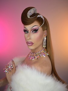 25K views · 1K reactions | Sewing a Fur Stole  Quick and Easy (literally took about an hour to sew). One meter of Faux Fur (Fox) from Spotlight / sewn on my Singer Sewing Machines UK Heavy duty machine #dragqueen #fur #fauxfur #furste #stole #fashion #fluffy #fabric #glamour #fox #victoriamykles #dragqueens #dragqueensofinstagram #dragqueensoftheworld #fabulous #australia #gay #lgbt #instagay #howto #diy #create #sew #sewing #centralcoast | Victoria Mykles Queen | Facebook