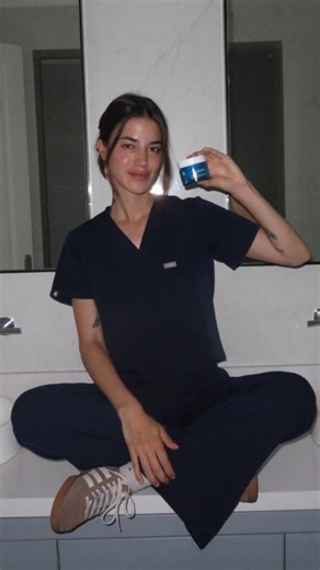Palo Moliné on Instagram: "La hidratación profunda favorece la reparación y el equilibrio de la piel. Hyalu B5 combina ácido hialurónico multimolecular, vitamina B5 y ectoína para acompañar los mecanismos naturales de la piel frente al estrés diario. Una piel confortable, luminosa y con mejor textura se construye con cuidado del día a día 💧✨ @larocheposay #hyalub5"