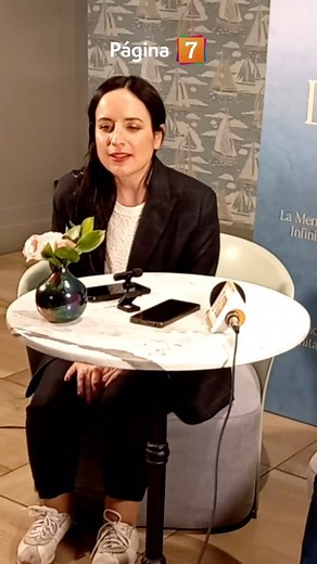 La documentalista nominada al Oscar, Maite Alberdi, entregó sus reflexiones sobre “La Memoria Infinita”, su nuevo producción que este jueves se estrena en los cines chilenos. A través de su lente contará la historia de Augusto Góngora y Paulina Urrutia junto a la lucha que vivieron por el alzheimer, la enfermedad que afectó al comunicador. Maite destacó que esta es una película no es sobre la enfermedad, sino que es una película de una historia de amor que se liga con la memoria emotiva de mucho