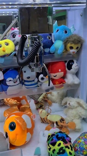 Weird Claw Machine Multi View Gameplay