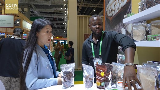 Après 4 ans d’études à Xi’an, le jeune Béninois Salim Dassari a décidé de s’installer en Chine pour y développer son entreprise, dont le modèle est gagnant-gagnant : importer des machines chinoises au Bénin afin d’y transformer des produits locaux, puis les exporter vers la Chine. Rencontre avec cet entrepreneur-doctorant, par notre journaliste Liu Huazhen. #CIIE2025 #Reportage | CGTN Français