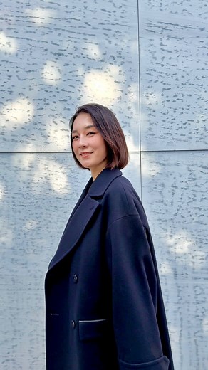 伊藤歩 Ayumi Ito on Instagram: "髪も体も乾燥が気になるこの季節、自分へのご褒美に、セグレタ プレミアでヘアケアを始めてみました。 高濃度美容液オイルは、7種の美髪エッセンス(保湿・つや付与)*¹とセラミドS*²＆スクワランオイルを配合、高濃度でありながらサラサラでベタつきにくく、ムラなく塗布できて艶めく仕上がりに。スポイト形状で量が調整しやすいので、毎日のヘアケアを楽しく続けられそうです。 ブラシは特色の異なる多種類ピンが使われていて、ひととかしでするりと解きやすく、高密度なのに静電気や摩擦を防いで、絡まりがちな私の髪を優しくいたわってくれました。 皆さんもワンランク上のヘアケアを一緒に試してみませんか？ #PR #セグレタプレミア #セグレタ #髪に贅を尽くす #髪のコア美容 *¹ラベンダー油、月見草油、ホホバ種子油、ツバキ油、オリーブ果実油、マカデミアナッツ油、真珠エキス（加水分解コンキオリン） *²ビスメトキシプロピルアミドイソドコサン"