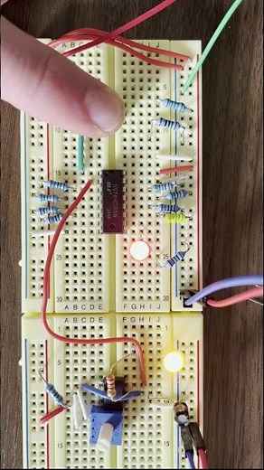 74HC165 Parallel Load Shift Register Breadboard demo - link to tutorial in description