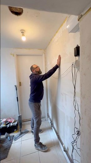 Finding our mojo 😉 with some cottage renovation 🏡#painting #limeplaster #cottagehome #craftygits