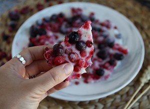 Frozen yogurt bars with red berries