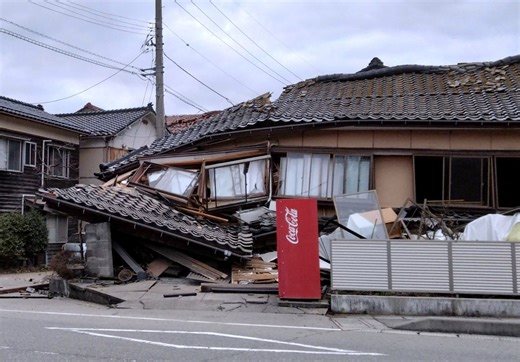 First scenes as strong earthquakes and tsunami waves hit Japan