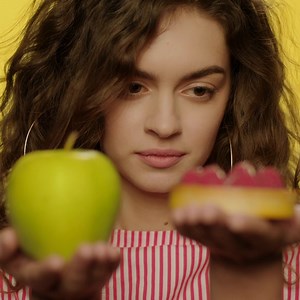 Bahçeden toplanmış gibi taze meyve ve sebzeler ile en sağlıklı yemekleri sen yap! #LG #LINEAR buzdolaplarının soğuk havanın her zaman eşit olmasını sağlayan #LINEARCooling ve #DoorCooling teknolojileri sayesinde yiyecekleriniz daha uzun süre taze kalacak. Nasıl Katılırım? - Bu paylaşımın altına bir yorum bırak. - Sağlıklı yemeğinin tarifi ile bir video veya fotoğrafını kendi sayfanda #LGLINEAR ve #saglikliye etiketleri ile paylaş - @lgturkiye ve min. 3 arkadaşını etiketle LG NatureFresh buzdolab