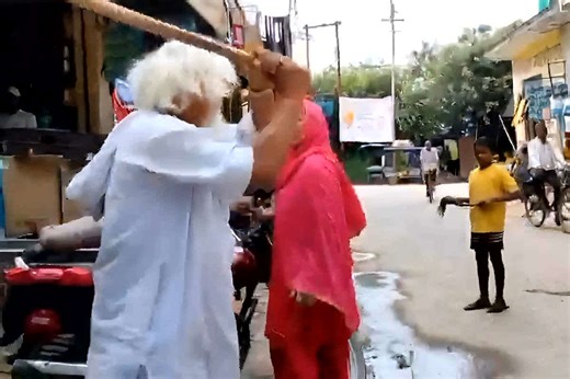 Sasur Makes Bahu’s MMS: भाजपा सांसद की बहन का बाथरूम में नहाते हुए ससुर ने बनाया वीडियो, बीच सड़क पर की मारपीट, वायरल हो रहा वीडियो