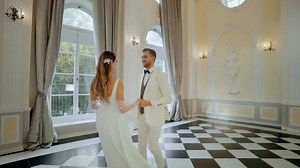 Perfect first dance idea for a winter wedding?❄️ “Snowman” by Sia! ☃️ Tag your other half you’d love to dance like this with! 💃🏼🕺💗 We’ve prepared a shorter and easier-to-learn version of our choreography. This routine will not only make your evenings together more enjoyable, but it’s also a beautiful idea for a winter wedding - romantic, cheerful, and full of festive magic 🥰 Let us know in the comments what you think! ✨ ➡️ PREMIERE on Friday 🇪🇺 17:00 CET / 🇺🇸 10:00 CT: https://youtu.be/