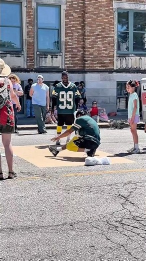 World Stage Breakdancers Teach Audience Members the Coffee Grinder! 🕺🔥