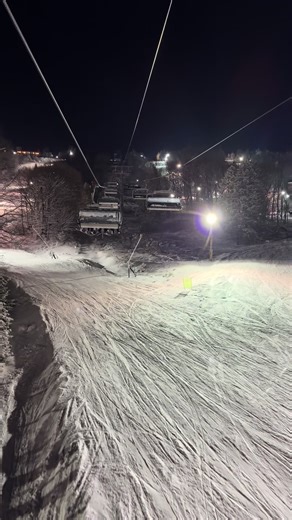 You thought night skiing was romantic, but now you’re just chasing hot chocolate ⛷️☕😂 #NightSkiing #SkiFail #SkiTok #WinterHumor #SkiLife