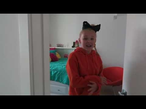 Its JOJO SIWA (ROOM TOUR) ROOM TOUR.