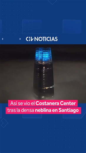 🏙️ El fotógrafo Javier Torres Lantadilla realizó un espectacular registro con dron de la Torre Costanera emergiendo entre la densa neblina que cubrió Santiago durante las últimas horas. 📸 El registro aéreo muestra cómo el edificio más alto de Sudamérica es abrazado por la capa, creando una espectacular y misteriosa escena. 📱 Créditos: @jtlanta #CHVNoticias #CHVNacional #ViralCHV
