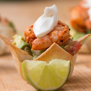 Here's a recipe that puts a twist on prawn cocktail vol-au-vents! 🍤 RECIPE: https://tasty.co/recipe/shrimp-cups-with-chunky-avocado-salsa | Tasty UK