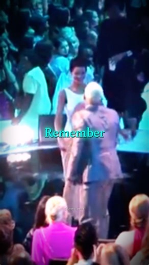 Rihanna Went Up To Chris Brown During MTV Awards Show 😳