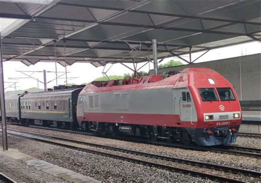 T132次列车苏州站快速通过