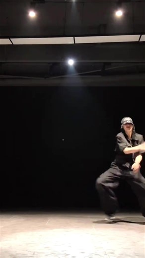 Mastering Moonwalk Dance: Step-by-Step Tutorial