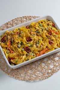 E' arrivata la primavera in anticipo!😎 Trovate questa pasta al forno insieme a tantissime altre ricette nel nostro magazine. Correte in edicolaaaaa🏃‍♀️ Giovanni Castaldi, Peccato di Gola Ingredienti per 4 persone: 500 g di pappardelle 150 g di piselli congelate 100 g prosciutto cotto 200 g di fave congelate 2 carote 1 porro 700 g di besciamella Olio evo q.b. Sale fino q.b. Pepe nero q.b. Pangrattato q.b. Prezzemolo q.b. #giallozafferano #gz #pasta #primavera #gnammy #foodie | Giallozafferano