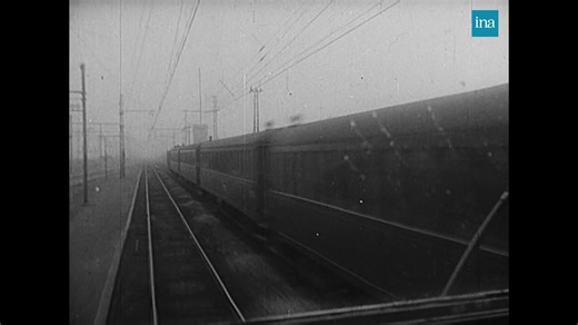 🌫️Entre ajoncs, orages et croix de pierre, la Bretagne de 1951 évoque une terre de légendes, rude et mystique. Un territoire où les menhirs semblent veiller sur l’Histoire… et sur les vivants. ⏪ Cette archive de 1951 nous plonge dans une Bretagne presque immobile, marquée par le granit, les traditions et un ciel chargé d’éternité. Un voyage au cœur des racines. #Bretagne #Carnac #patrimoine #archives #ina | INA