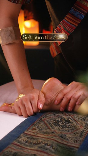 Softness starts from the soles. Where warmth meets the arch, the body quietly learns to let go. Each slow, deliberate press sends a ripple of calm to hidden spaces, as if every tired nerve finally takes a deep exhale. A fleeting moment, yet deeply restoring. Find your balance in the quiet care of Herbal Spa Da Nang #herbalspa #massage #massagedanang #spadanang #asmr