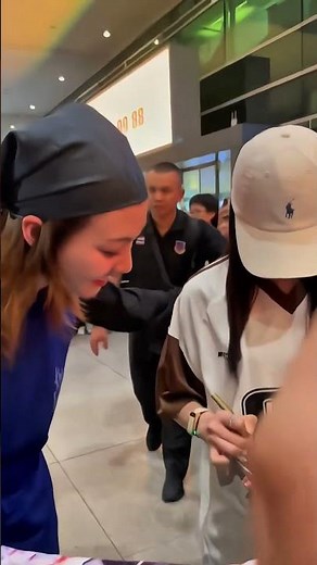 Liing signing the magazine while Orm was watching her so lovingly they’re so soft😭😭😭#lingorm