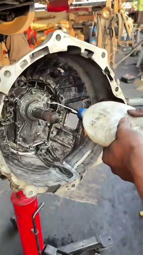 the process of cleaning oil dirt on the engine #shorts