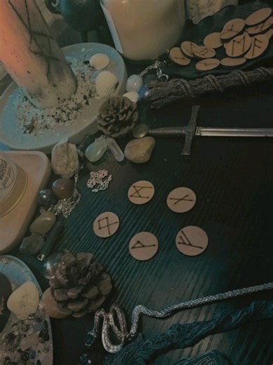 🌑⚡️ Message Prophétique des Dieux Nordiques ⚡️🌑 🌿Rune : Wunjo • Odal • Fehu • Manaz • Gebo • La joie véritable revient quand tu cesses de te renier • Ce qui t’appartient en essence demande à être repris • L’échange juste est la clé de ton réalignement À travers ces signes, les dieux nordiques délivrent un message prophétique clair : tu arrives à un point où continuer à vivre en déséquilibre n’est plus possible. 🕯Wunjo ouvre la parole. Elle te montre que la joie ne naît pas de l’adaptation pe