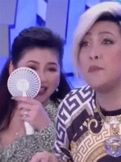 “lapitan mo halikan mo kahit sa noo lang—tuwang-tuwa sayo si ate reg kiss mo nga ano ung—araw gabi pwede mag tanong nagpo-posh up ka, eh set ups” seryoso pa ung look, ate😭 Regine and Vice, my chaotic duo!🤪 Ate Reg’s contagious laughter is so iconic, naka high-pitch padin eh😭 @reginevelasquez59 @unkabogableviceganda . . . #reginevelasquez #viceganda #moira #jamesreid #fyp