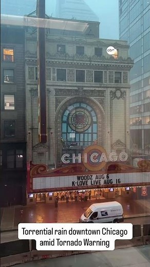 Torrential rain seen downtown Chicago amid Tornado Warning