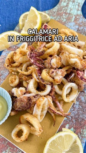 Calamari in Friggitrice ad aria 😍✨ Una rivoluzione: pronti in 10 minuti!!! Buonissimi come quelli fritti, senza unto e senza odore di fritto! La semplice panatura conferisce la giusta doratura e croccantezza.🍋🤩🍤 Salva la ricetta per quando ti servirà 🦑 500 g di calamari medi già puliti 🍋 1/2 limone 🦑 1 cucchiaio di olio evo più qualche spruzzo 🍋 40 g di pangrattato 🦑 20 g di semola rimacinata o pangrattato 🍋 sale q.b. 🦑 pepe q.b. Fate cuocere a 200° per 10 minuti scuotendo il cestello