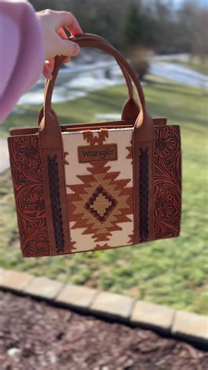 This wrangler western bag is roomy but structured. The western Aztec print adds a pop of fun 🤎 #wranglerpurse #wranglerbag #aztec #westernfashion #wrangler