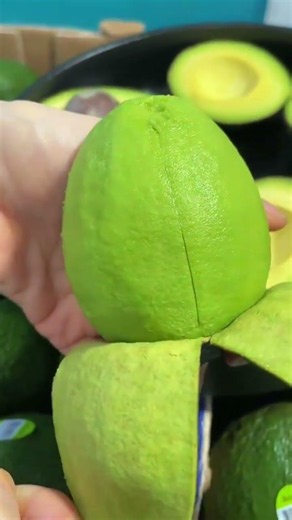 Peel the avocado skin and slice the flesh directly into small pieces so it's delicious to eat #fruit