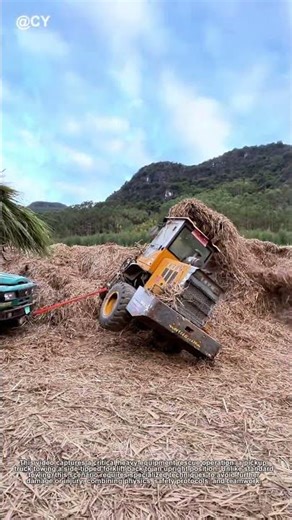"Rescue Mission: How to Safely Tow a Tipped Forklift with a Pickup Truck! 🚜 Must-Know Tricks"