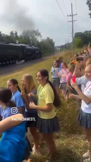 These Notre Dame High School girls are absolutely thrilled as the massive Big Boy 4014 steam locomotive roars right past their school in St. Louis!Pure joy + living history = unbeatable. The world’s largest operating steam engine on the Heartland of America tour never gets old. 🚂💨What’s the coolest train moment you’ve ever seen? Drop it below! 🇺🇸