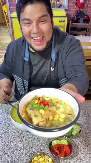 Delicioso Caldo de Gallina Acevichado en Lima Norte