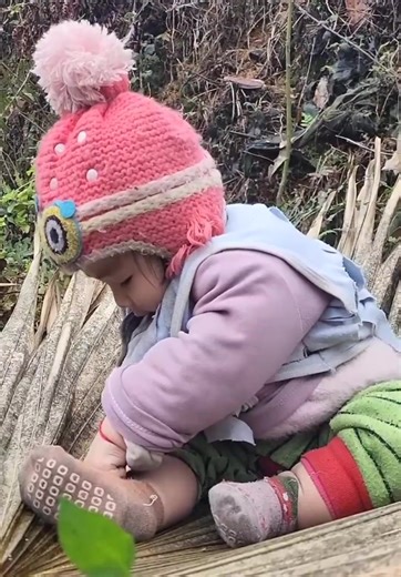 Children playing with leaves. | Zoey Tromp