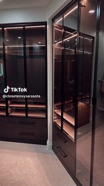 Custom Closets: Masculine Luxury Meets Functionality