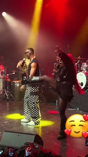 ZOTA ET ANNICK CHOCO SUR SCÈNE DE LA CIGALE DE PARIS AVEC SERGE BEYNAUD