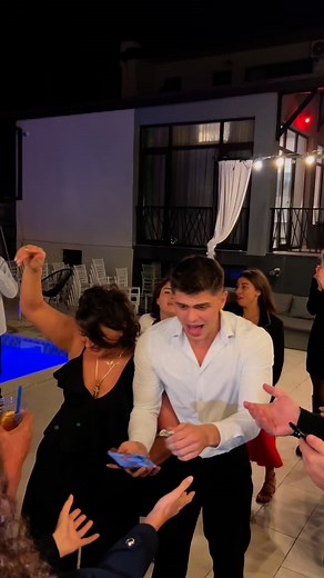 დარწმუნებული ვარ ეს ვიდეო ყველას გექნებათ ნანახი. ეს 2024 წლის 19 სექტემბერია. აქედან ზუსტად 1 წელი გავიდა. მიუხედავად იმისა, რომ ამ ერთ წელში ბევრი რამ მოხდა, რომ ვთქვა შევიცვალეთქო ტყუილი გამომივა 😅 ადამიანი კი არ იცვლება, არამედ იცნობა დროთა განმავლობაში. 😅 ხო იცნობა… მე ის ვარ რაც ვიყავი თუნდაც 2020 წელს, უბრალოდ მე უკეთ გავიცანი საკუთარი თავი. აღმოვაჩინე თურმე როგორი დავიბადე და ჩემმა ოჯახმა რა მიმართულება მისცა ჩემს მეობას, ჩემს პიროვნებას, ჩემს მეს. 22 წელი დამჭირდა იმის გასააზრებლად, რ